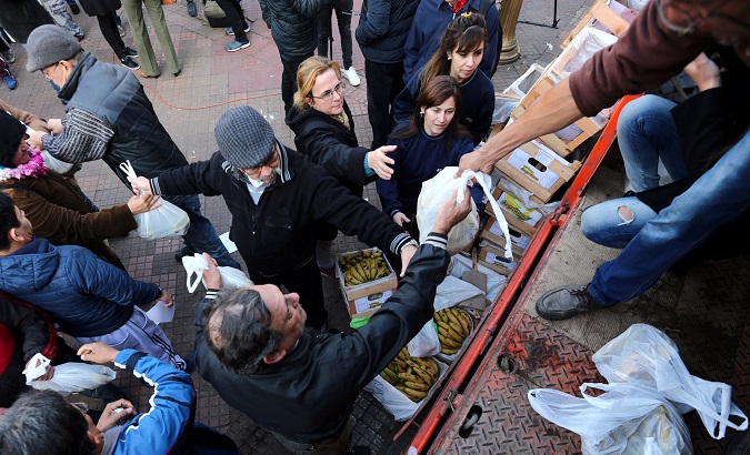Argentine banana growers give away bananas as a way of protesting against the government's policy of importing bananas.