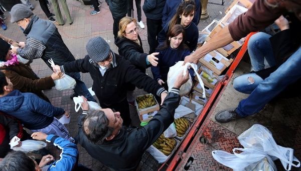 Argentine banana growers give away bananas as a way of protesting against the government's policy of importing bananas.