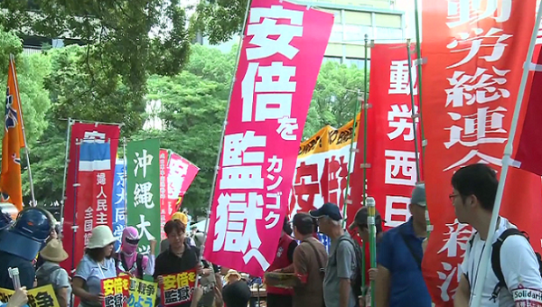 People protests outside Hiroshima Peace Memorial Park against Prime Minister Abe.