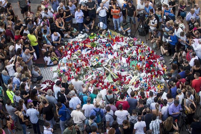 Hundreds turned up on to mourn the victims in Barcelona and show solidarity with their families