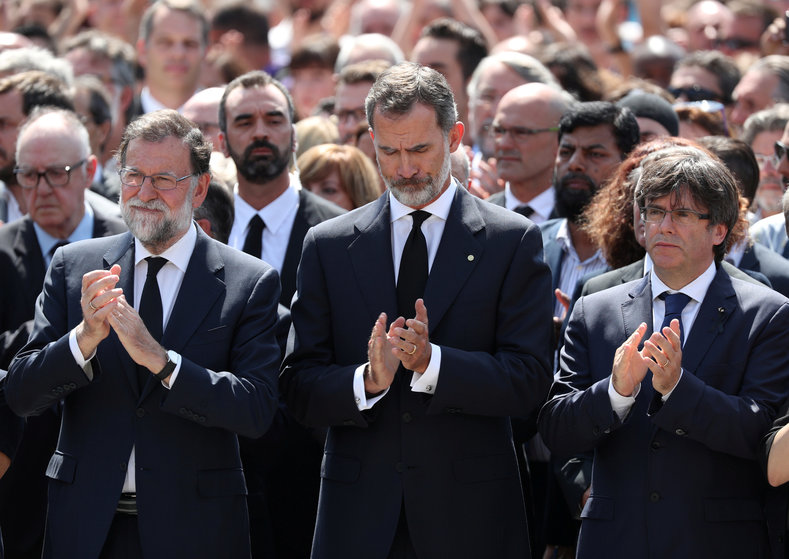 King Felipe of Spain(m), Prime Minister Mariano Rajoy (l)and President of the Generalitat of Catalonia Carles Puigdemont (r) observe a minute of silence in Placa de Catalunya, Barcelona R