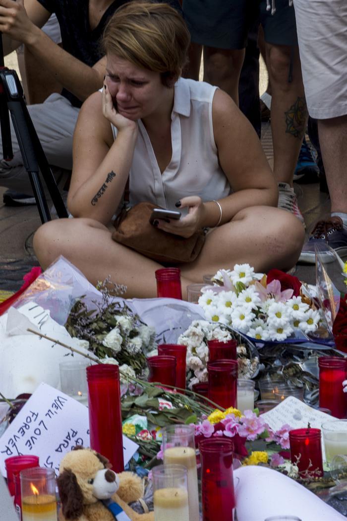 A woman cries as she takes part in the vigils for the victims in Las Ramblas, Barcelona