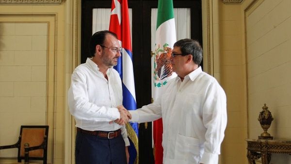 Cuba's Foreign Minister Bruno Rodriguez (R) shakes hands with Mexico's Foreign Minister Luis Videgaray at the foreign ministry in Havana, Cuba, August 17, 2017