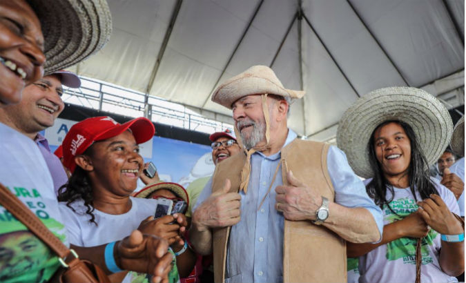Lula celebrating with people in Feira de Santana, Bahia during his 