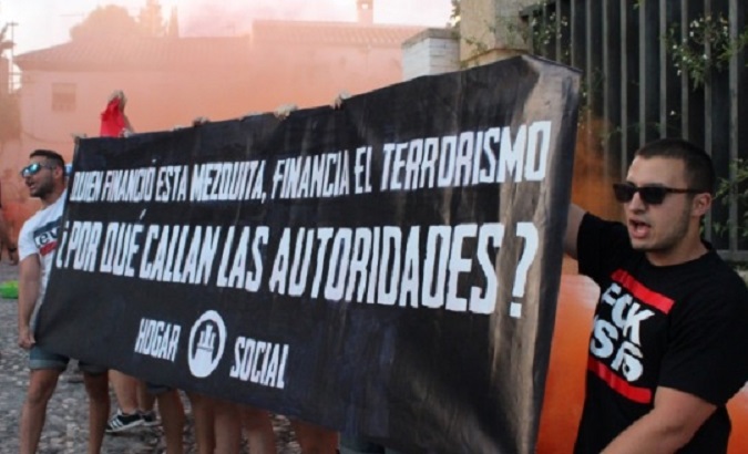 Spanish right-wingers stood outside the Greater Mosque of Granada, demanding its closure.