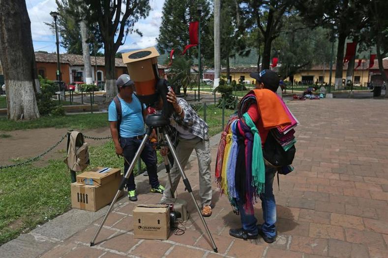 Yoli Juarez is an astronomy enthusiast, he observes the eclipse from Guatemala