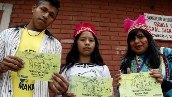 People for the Qemkuket community present books written in Guarani to be used in schools