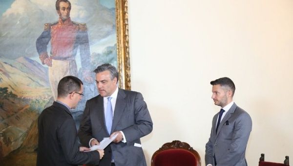 Arreaza hands French ambassador to Venezuela a protest note.