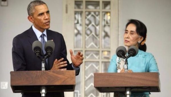 Aung San Suu Kyi (R) holds a press conference with fellow Nobel Peace Prize recipient, former U.S. President Barack Obama (L).