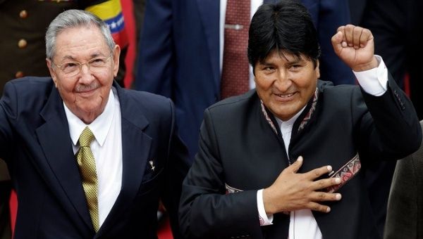 The Cuban President Raul Castro (L) and his Bolivian counterpart Evo Morales (R). 