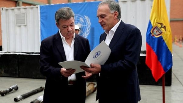 Colombian President Juan Manuel Santos (L) with the head of the United Nations Mission in Colombia Jean Arnault (R).