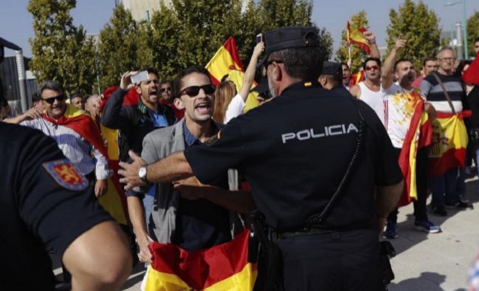 A fascist crowd gathered outside the gates of the XXI Century Pavilion where members of Unidos Podemos were meeting.