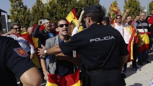 A fascist crowd gathered outside the gates of the XXI Century Pavilion where members of Unidos Podemos were meeting.