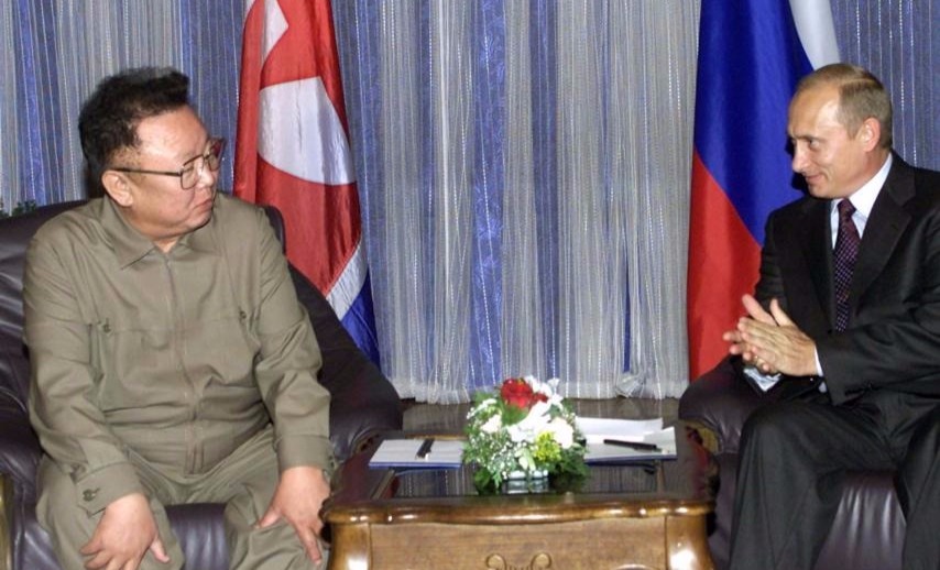 Late North Korean leader Kim Jong-Il (L) and Russian President Vladimir Putin (R) in 2001.