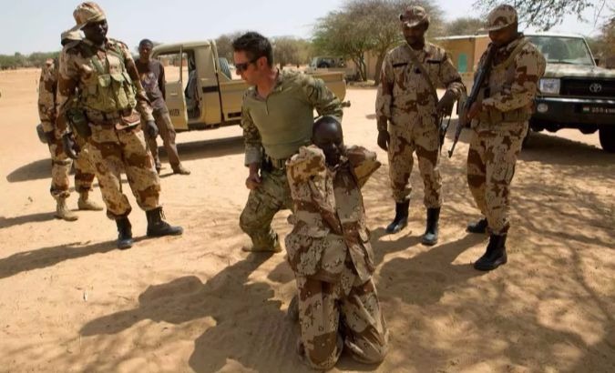 A U.S. Special Forces soldier demonstrates how to detain a suspect during Flintlock 2014, a US-led international training mission for African military officials in Diffa, Niger.