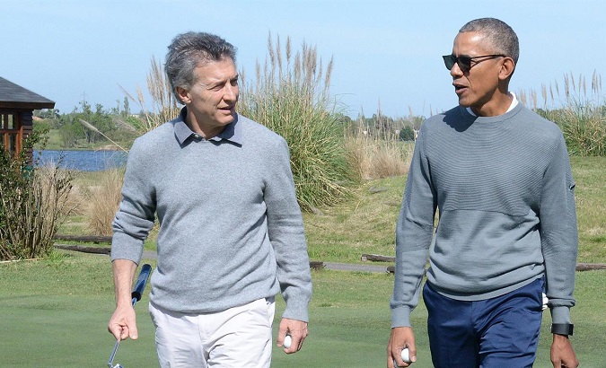 Macri and Obama enjoy their golf game while Argentines face serious problems.