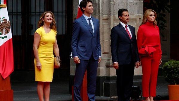 Canadia's Prime Minister Justin Trudeau (2nd L), Mexico's President Enrique Pena Nieto (2nd R) and their wives Sophie Gregoire Trudeau (L) and Angelica Rivera at the presidential palace in Mexico City, Mexico October 12, 2017