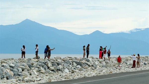 Tourists on the road between Baranquilla and Santa Marta, Colombia, October 6, 2017.