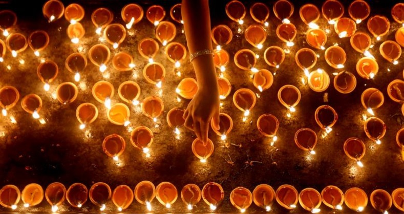  A devotee lights oil lamps at a religious ceremony during the Diwali or Deepavali festival at a Hindu temple in Colombo, Sri Lanka October 18, 2017. REUTERS/Dinuka Liyanawatte