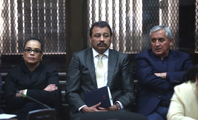 Former Vice President Roxana Baldetti and the former president of Guatemala Otto Perez Molina (R) with his lawyer during the hearing.