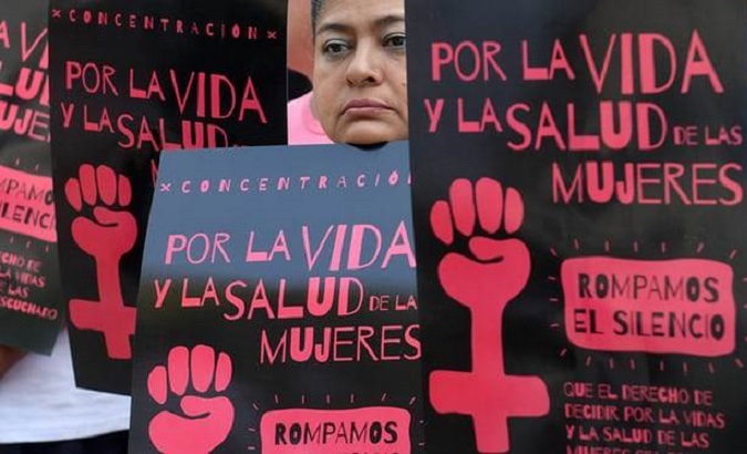 Salvadoran women demand the decriminalization of abortion.