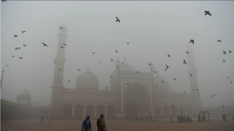 New Delhi authorities have temporarily closed schools across the region due to high pollution concentration, which also face construction dust in the most populated areas.