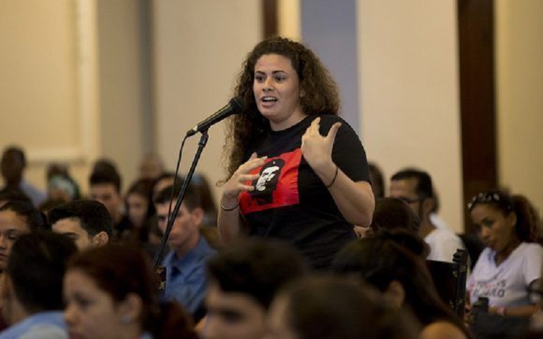 A student at the University of Havana interacts with Lopez Rivera.