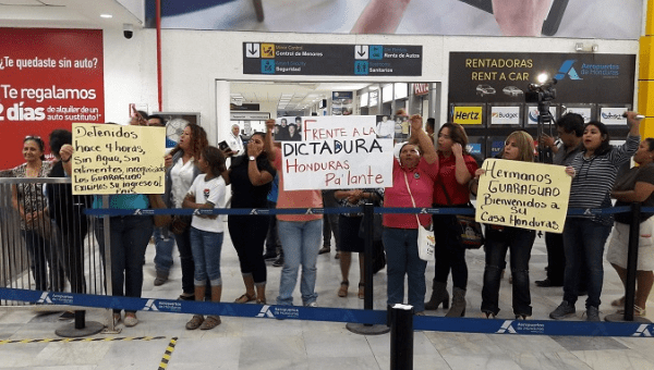Supporters of Los Guaraguao protest in support of their entry at San Pedro Sula's international airport.