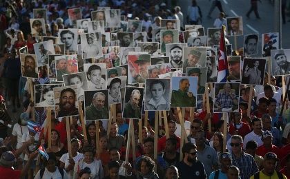 Hundreds of Thousands Honor Fidel at his Resting Place
