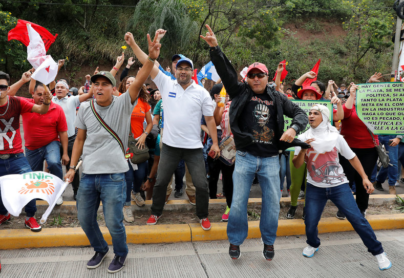 Opposition supporters take to the streets, demanding the exit of President of Juan Orlando Hernández.