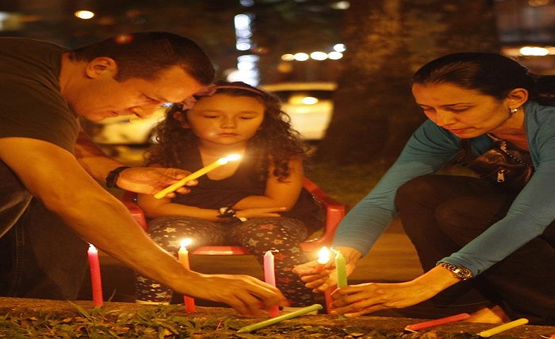 During the celebration, thousands of Colombians light candles, lanterns and adorn with white flags the houses, streets and corners of the whole country as part of a Christian tradition.