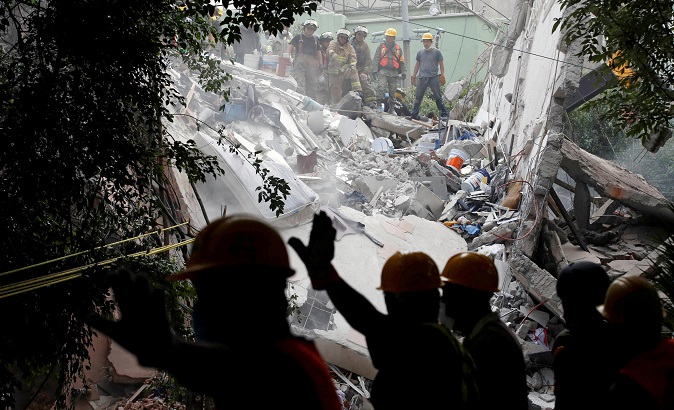 Soldiers and rescue workers search in the rubble of a collapsed building after an earthquake in Mexico City, Mexico September 20, 2017.