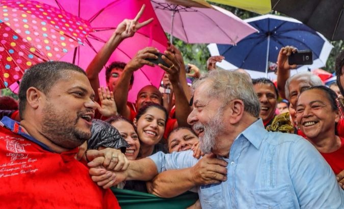 Lula meets some well wishers on his latest caravan to the states of Espirito Santo and Rio de Janeiro.