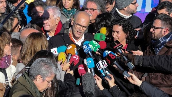 Former Catalonia cabinet member Raul Romeva (C) speaks to journalists next to Republican Left of Catalonia (ERC) General Secretary Marta Rovira on the final day of campagining for Catalonia's regional elections outside the Estremera prison where Romeva was peviously held and dismissed Catalan vice president Oriol Junqueras is being held pending trial on charges of sedition, rebellion and misappropriation of funds in Estremera, Spain, December 19, 2017. 