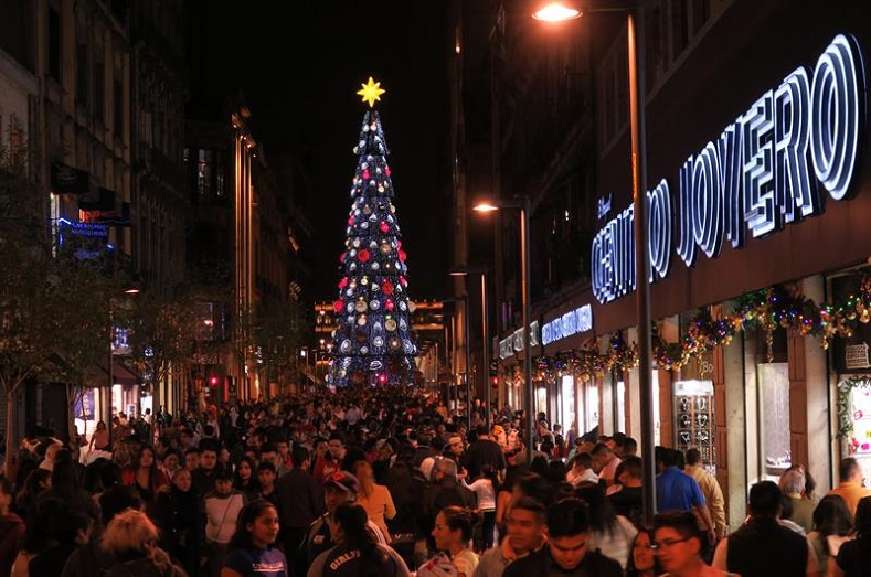 Shoppers bustle about the streets, upholding the nation's record as the world's biggest spenders during the holiday season, the National Occupation and Employment Survey (ENOE) reports.