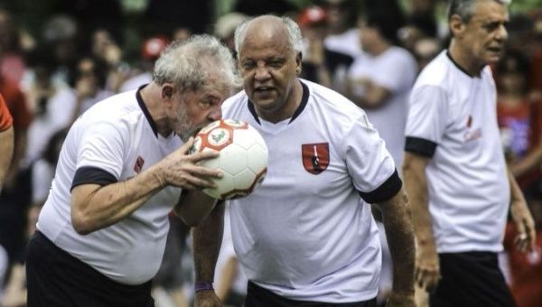 Former Brazilian President Luiz Inacio 'Lula' da Silva (L) and singer Chico Buarque on the pitch. 