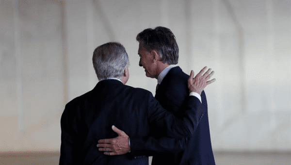 Brazilian President Michel Temer (L) greets Argentine President Mauricio Macri (R) at Mercosur's 51st Summit. 