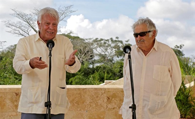 Former Spanish President Felipe Gonzalez (L) and former Uruguayan President Jose Mujica (R) in Cartagena, Colombia.