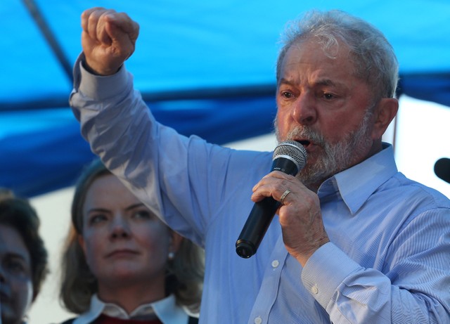 Former Brazilian president Luiz Inacio Lula da Silva attends a rally in support of his candidacy to the 2018 presidential race, in Porto Alegre, Brazil January 23, 2018. REUTERS/Paulo Whitaker