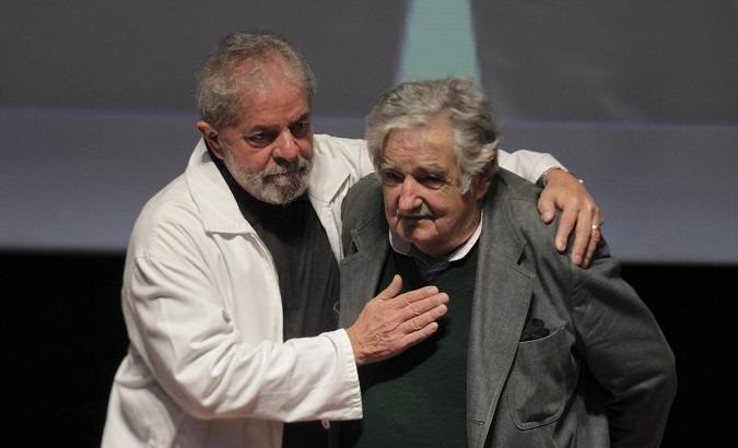 Ex-Brazil President Luiz Inácio Lula da Silva (L) and Former Uruguayan President José Mujica (R).