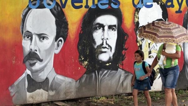 A mural bearing the image of Cuban independence hero Jose Marti (L) and revolutionary leader Che Guevara in Managua.
