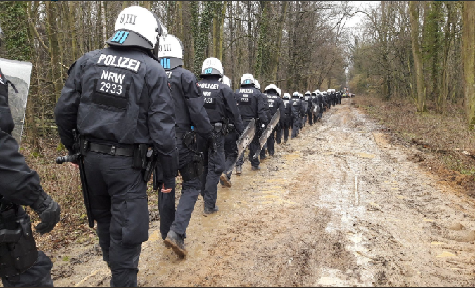 German police enter the Hambach forest.