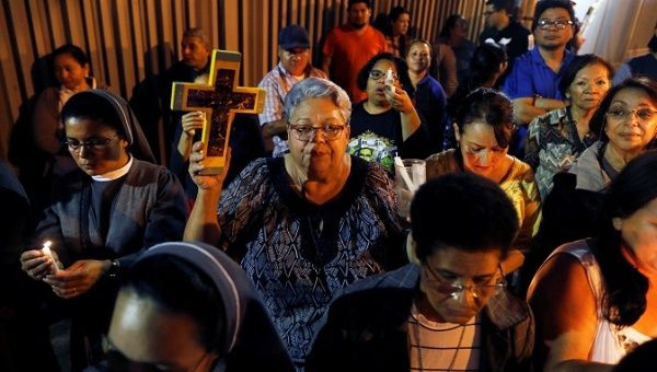Faithful take part during a vigil against the re-election of Honduras' President Juan Orlando Hernandez outside the U.S. embassy in Tegucigalpa, Honduras, January 28, 2018. 