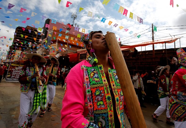 Bolivians play indigenous instruments like the Tokoro. The celebration is an expression of liberty and decolonization.