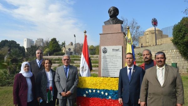 Jorge Arreaza and Nasser's grandson paying tribute to Hugo Chavez at his bust in Cairo, Egypt. Feb. 25, 2018.