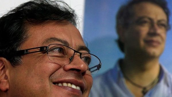 Presidential candidate Gustavo Petro took to social media to dispel rumors that gunshots had been fired at the vehicle in which he was traveling.