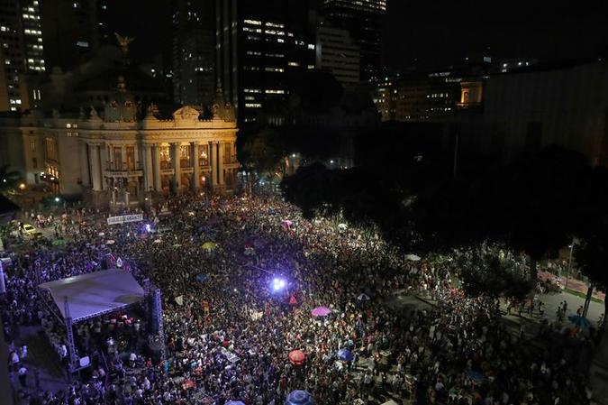 Thousands of people gather to mourn Rio de Janeiro's city councillor Marielle Franco outside State Assembly in Rio de Janeiro, March 20, 2018. 