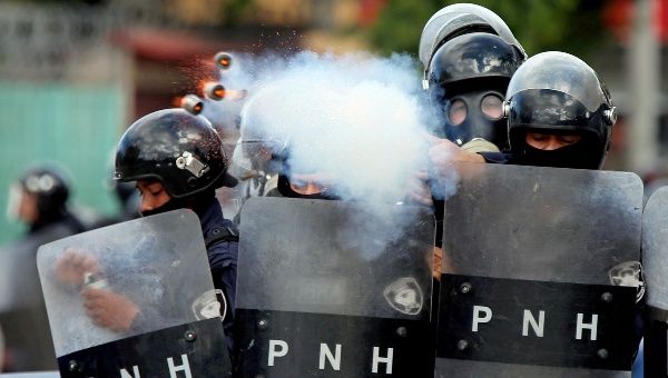 File photo: A police officer fires tear gas during clashes with demonstrators as Honduran President Juan Orlando Hernandez is sworn in for a new term in Tegucigalpa, Honduras, January 27, 2018.