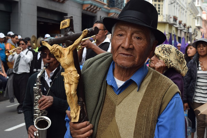 Thousands of Ecuadoreans paraded through the streets of Quito’s Historic Center on Friday in a final act of penance on the penultimate day of Lent .