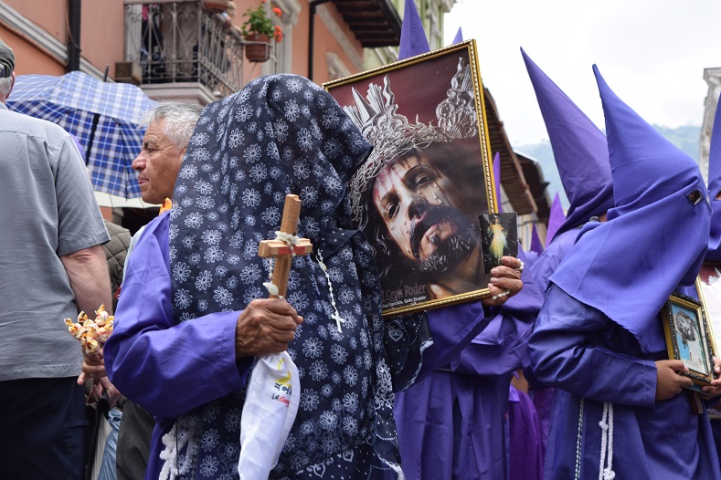 Amid the waves of purple are 'Veronicas' holding aloft images of Jesus.